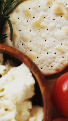 galletas crujientes, tomates, uvas y un plato de queso