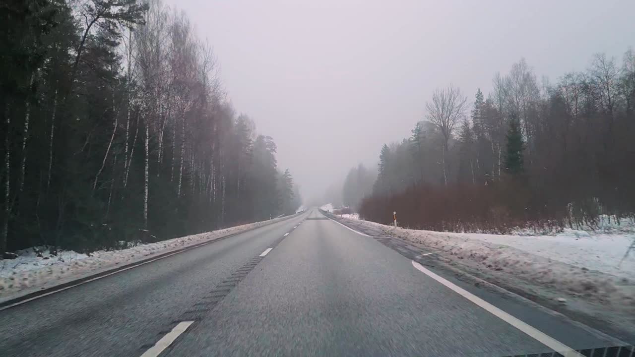 눈 덮인 아스팔트 도로