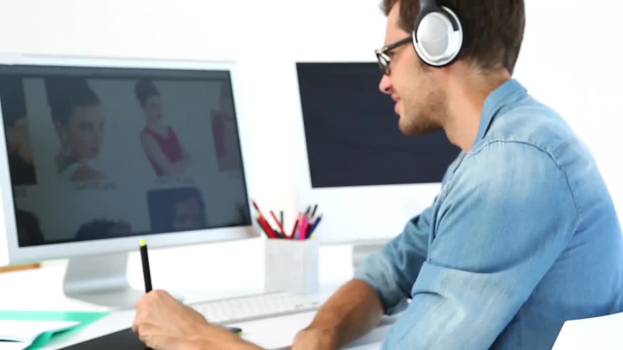 editor de fotos escuchando música trabajando con digitalizador