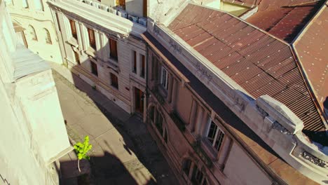 drones aéreos vuelan sobre la arquitectura antigua de las calles concha y toro de santiago de chile