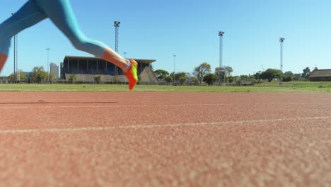 atleta caucásica que corre una carrera en una pista de carreras en un lugar deportivo 4k