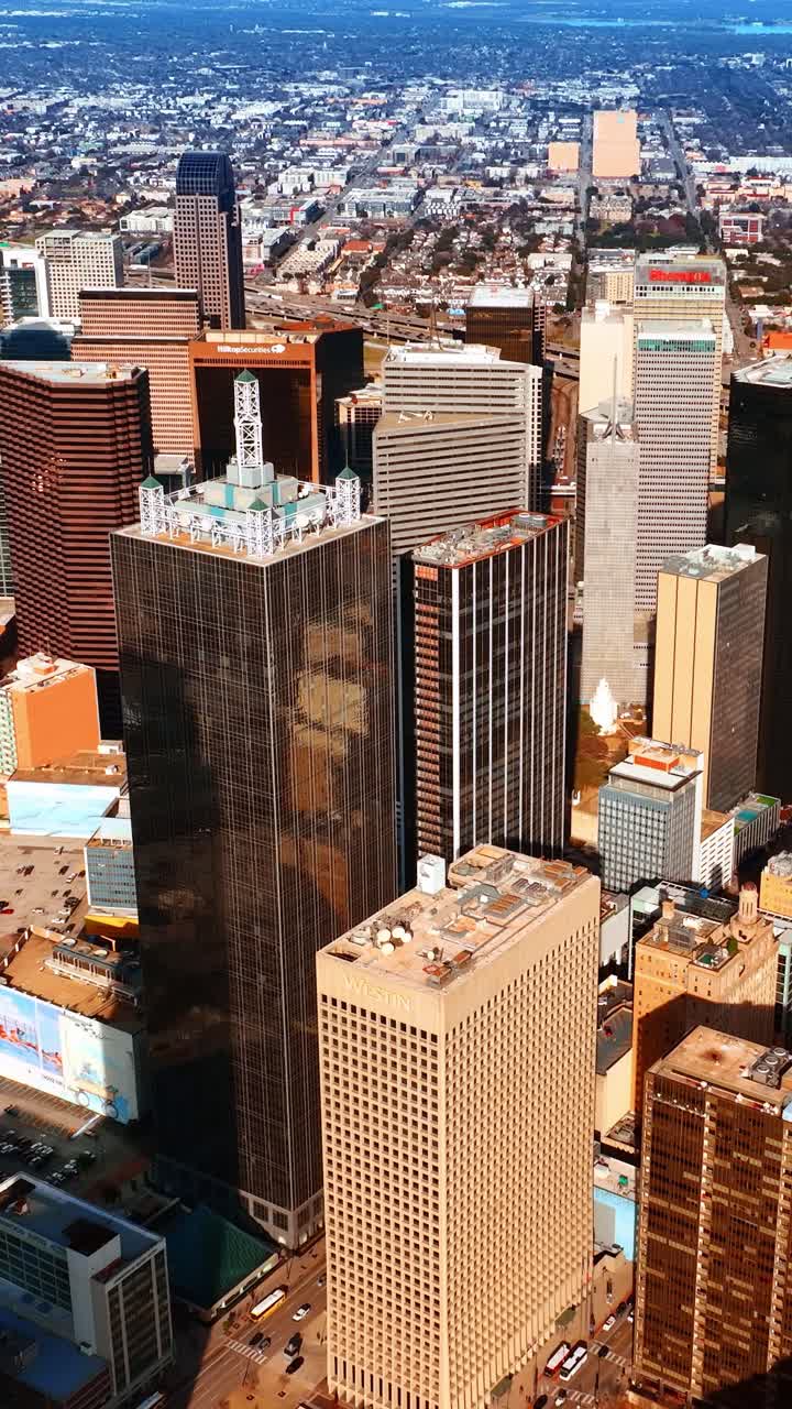 Avvicinamento in volo al gruppo di grattacieli nel centro città. Panorama urbano di Dallas, Texas, USA dall'alto.