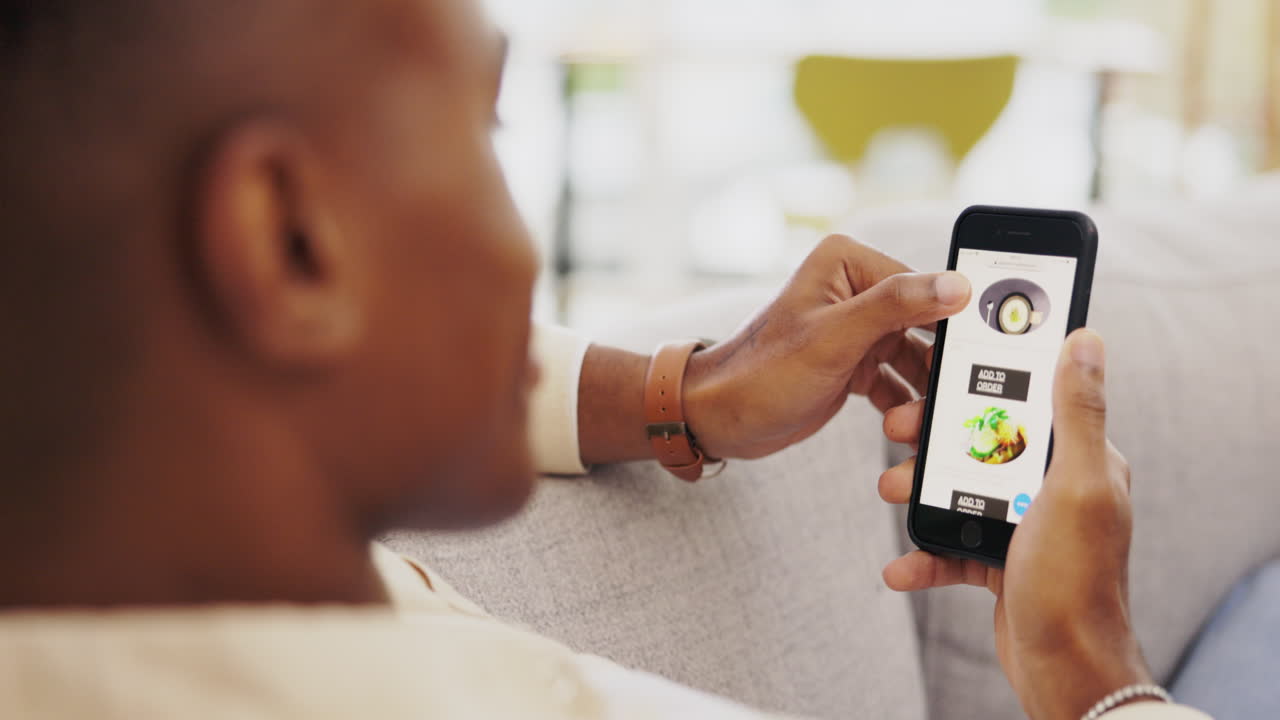 manos, pantalla de teléfono y compras en línea de alimentos