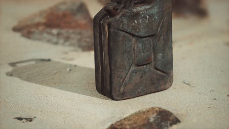 un recipiente de combustible oxidado en el viejo desierto