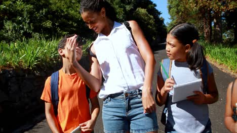 mujer interactuando con niños en el parque