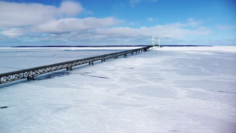 Descenso-Aéreo-De-Invierno-Del-Puente-Mackinac-Con-Hielo