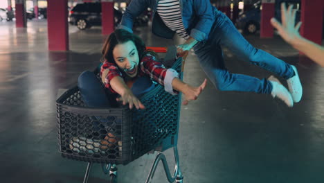 joven grupo caucásico de amigos divirtiéndose en un estacionamiento vacío