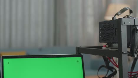 primer plano de la pantalla verde de la computadora portátil y la plataforma de minería en la mesa para la minería de criptomonedas
