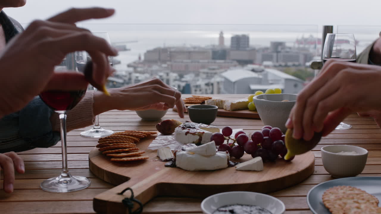 친구 들 의 그룹 이 간식 을 나누고 함께 음식 을 먹고 맛있는 음식 과 함께 주말 을 축하 하고 도시 를 내려다보는 전망 을 즐기는 것