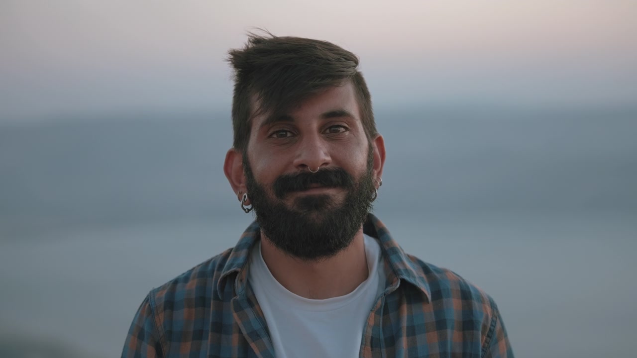 Mellemøstlig mand smiler til kameraet
