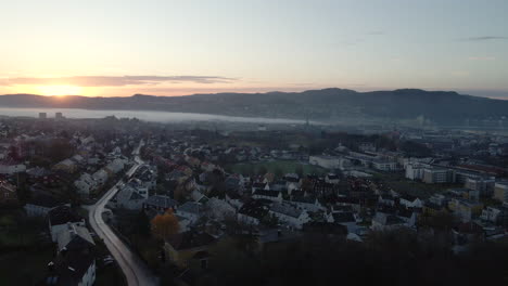 una hermosa vista de la ciudad de trondheim al atardecer
