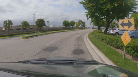 Coche-Conduce-Hacia-Un-Aeropuerto