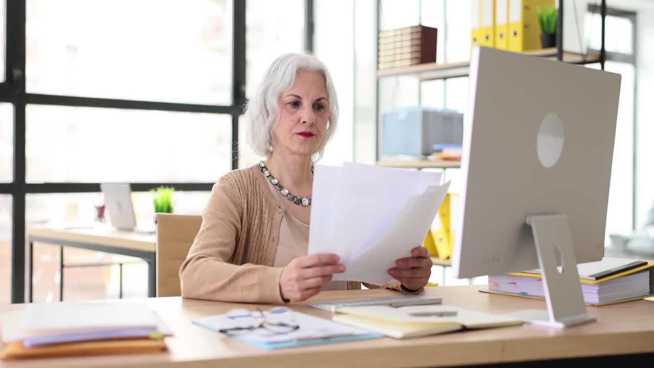 mujer de alto rango que trabaja en una oficina