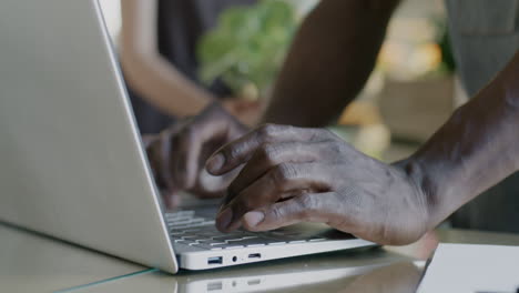 persona escribiendo en una computadora portátil