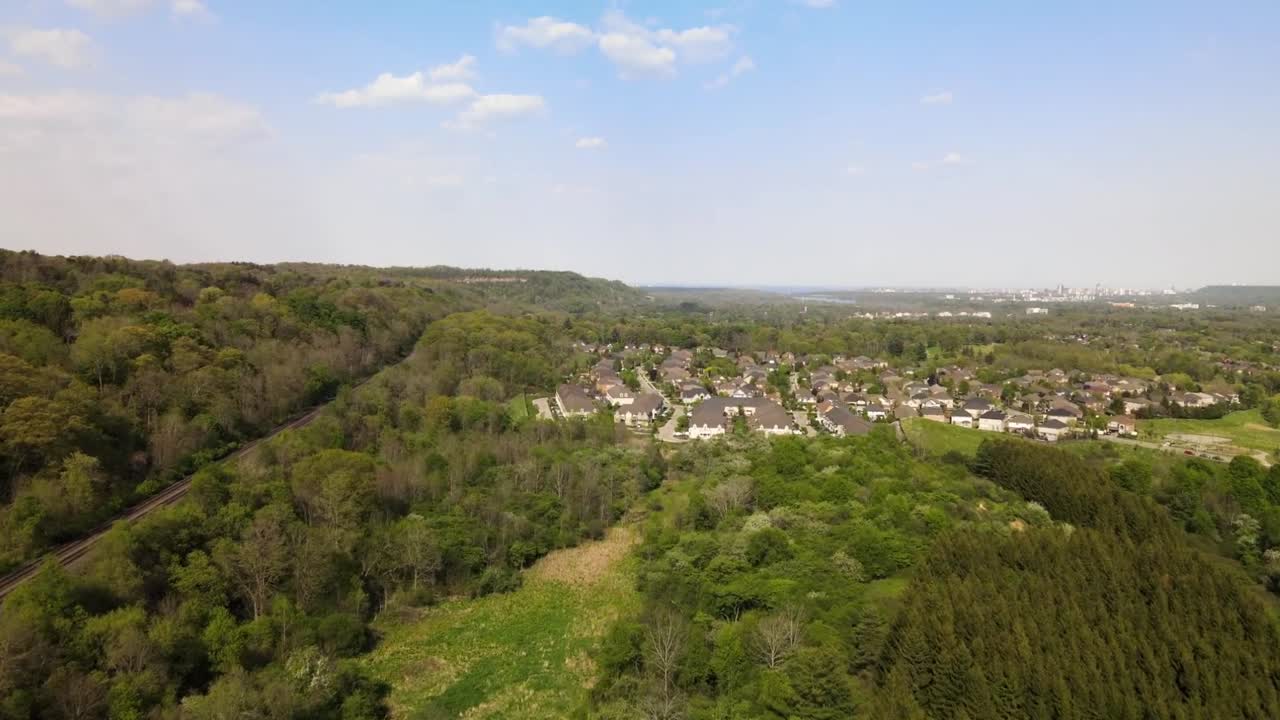 toma aérea de un barrio de hamilton enclavado en un bosque