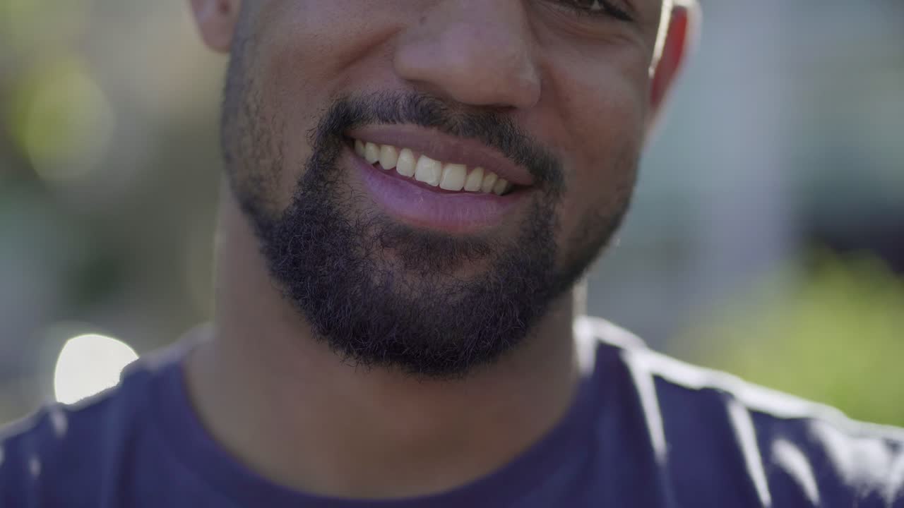primer plano corto de la boca masculina afroamericana diciendo oh, sonriendo