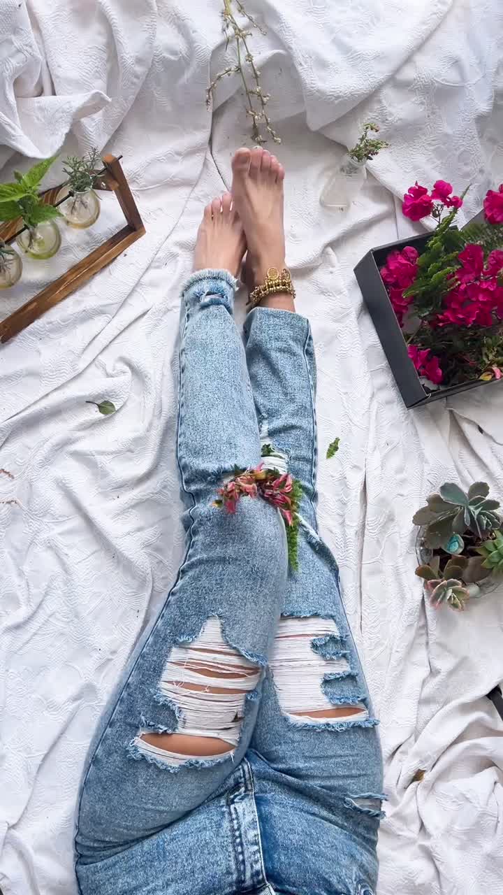 estilo relajante descalzo con plantas y flores
