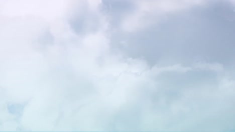 animación del cielo lleno de nubes en movimiento