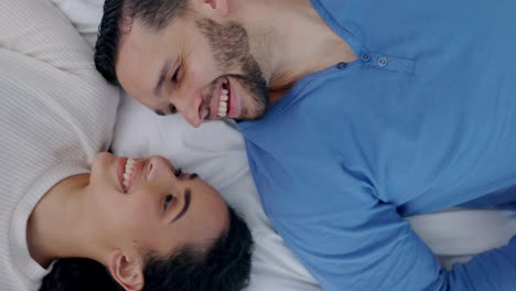 vista de arriba, feliz y pareja en la cama por amor