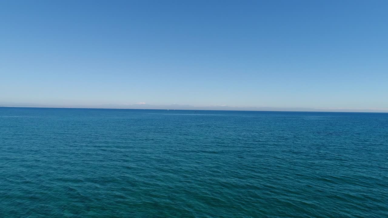 아름다운 바다 한가운데에 있는 기상관측탑의 공중 전망- 4k 비디오