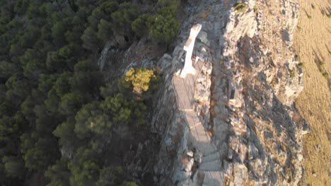 Castillo-De-Jaen,-España-Castillo-De-Jaen-Volando-Y-Tomas-Terrestres-Desde-Este-Castillo-Medieval-En-La-Tarde-De-Verano,-Tambien-Muestra-La-Ciudad-De-Jaen-Hecha-Con-Un-Drone-Y-Una-Camara-De-Accion-A-4k-24fps-Usando-Filtros-Nd-26