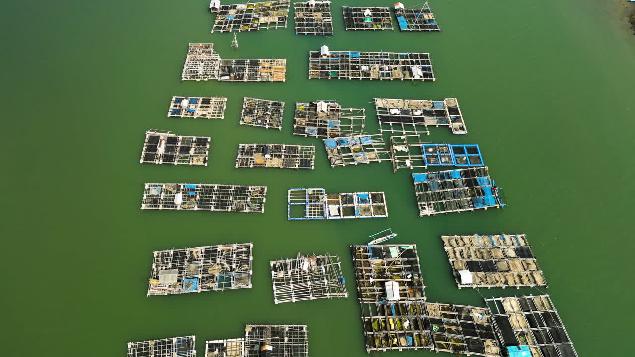 인도네시아 의 떠다니는 사각형 모양 의 산업용 로버트 농장, 공중 사진