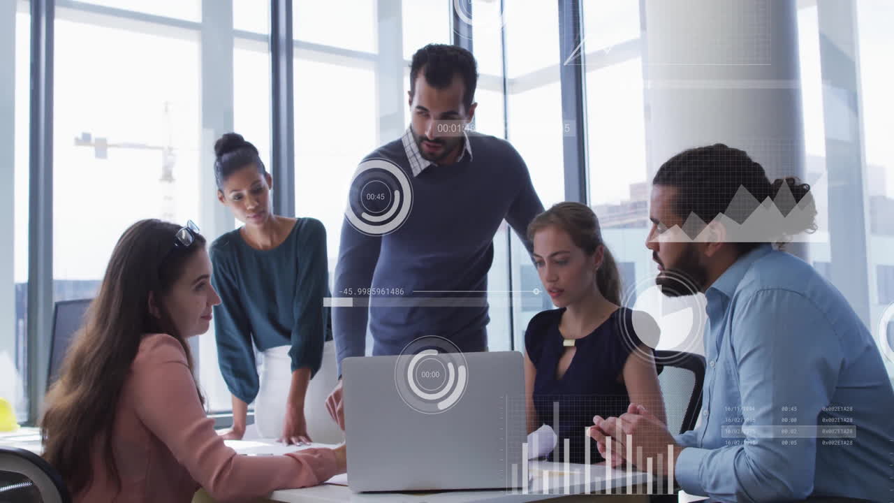 animación del procesamiento de datos financieros sobre diversas personas de negocios en la oficina