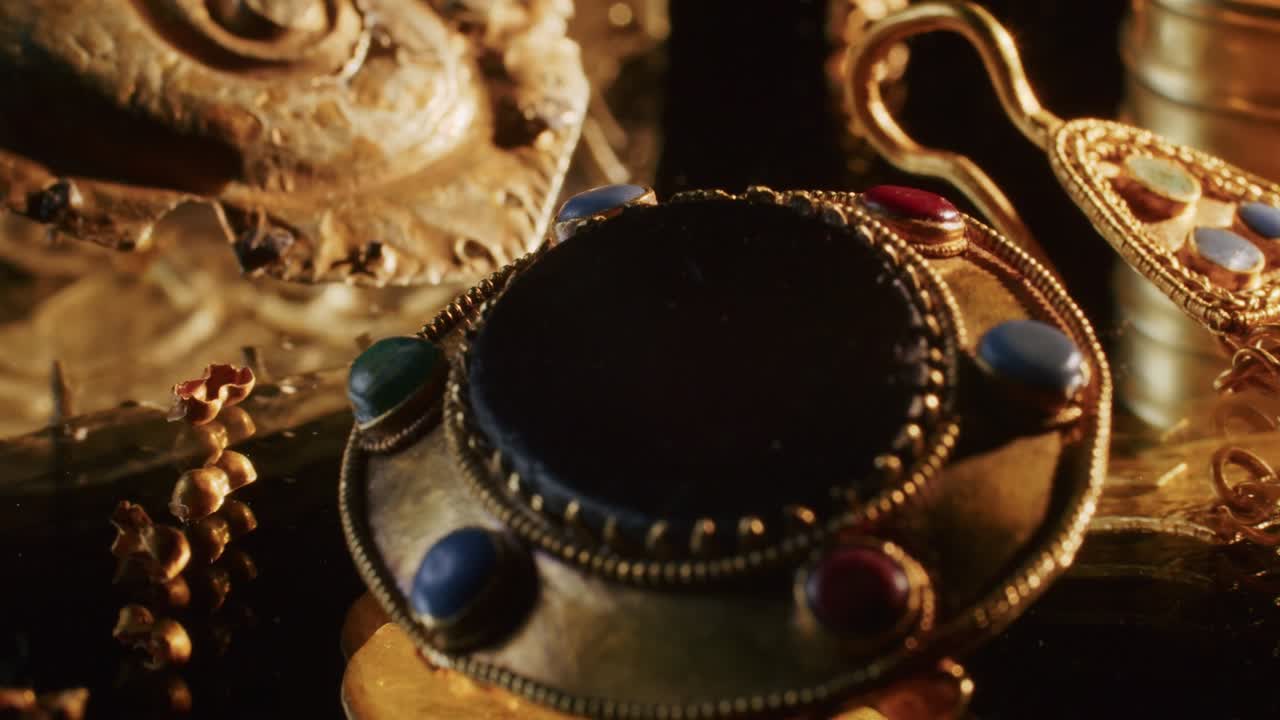 joyas de oro de una sacerdotisa escita de 2000 años de edad, un viejo pendiente, una rueda giratoria, encontradas durante las excavaciones. joyas vintage. religión. primer plano