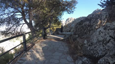 Castillo-De-Jaen,-Spanien-Jaens-Burg-Fliegende-Und-Bodenaufnahmen-Von-Dieser-Mittelalterlichen-Burg-Am-Nachmittag-Im-Sommer,-Es-Zeigt-Auch-Die-Stadt-Jaen,-Die-Mit-Einer-Drohne-Und-Einer-Action-kamera-Mit-4k-24-Fps-Unter-Verwendung-Von-Nd-filtern-Aufgenommen-Wurde