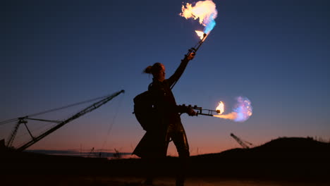 un hombre con un lanzallamas al atardecer a cámara lenta. disfraz para el apocalipsis de zombies y halloween