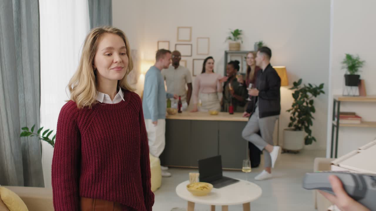 배달원이 집에 있는 소녀에게 피자 상자 몇 개를 준다 1