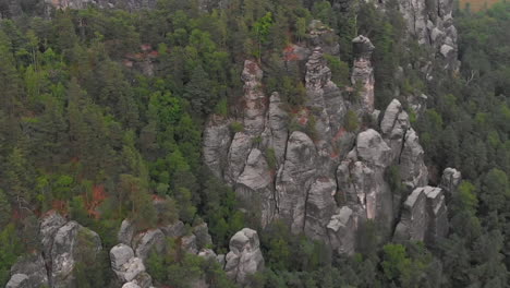 vista aérea de la formación de rocas del puente bastei de suiza sajona, bad schandau, alemania