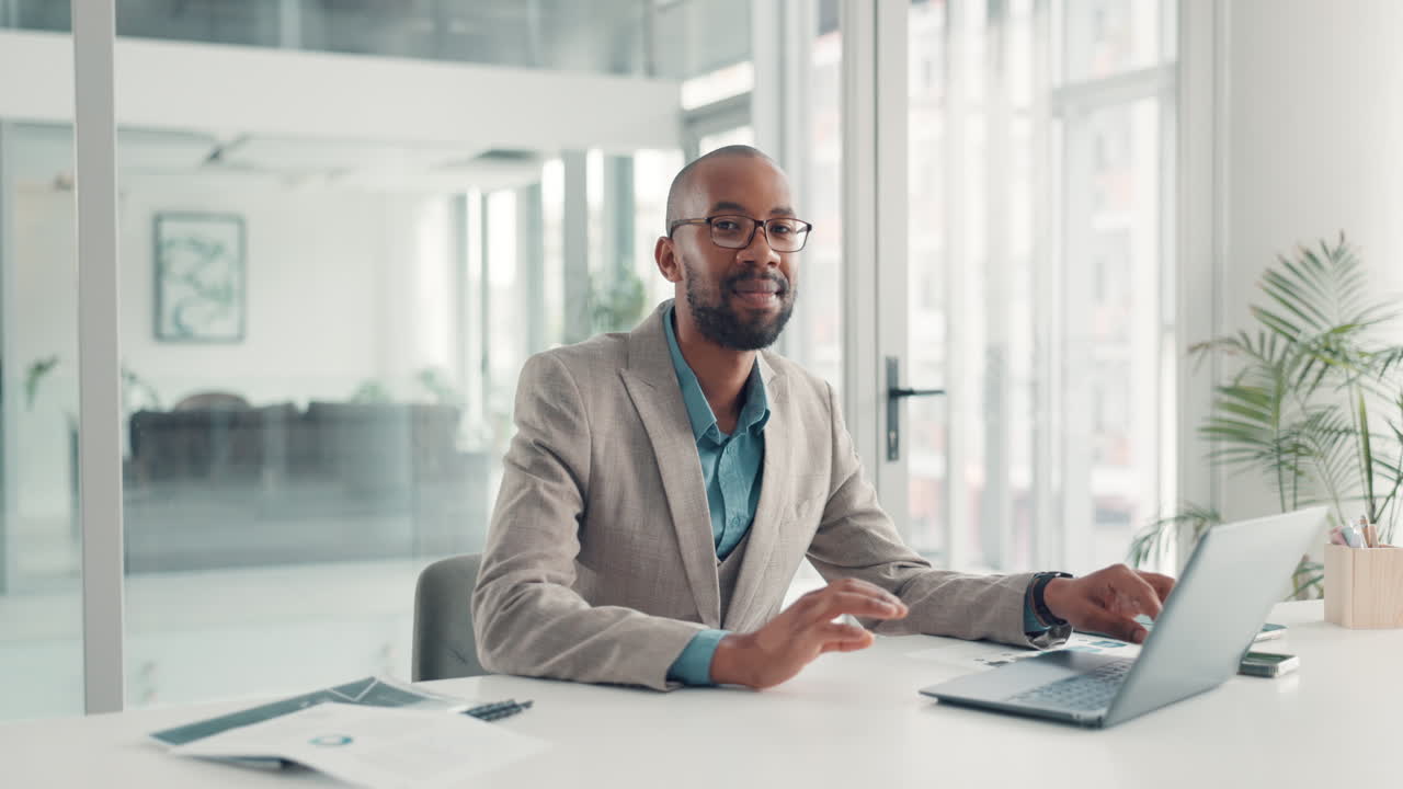 Un homme d’affaires souriant dans son bureau