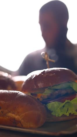se están sirviendo hamburguesas.