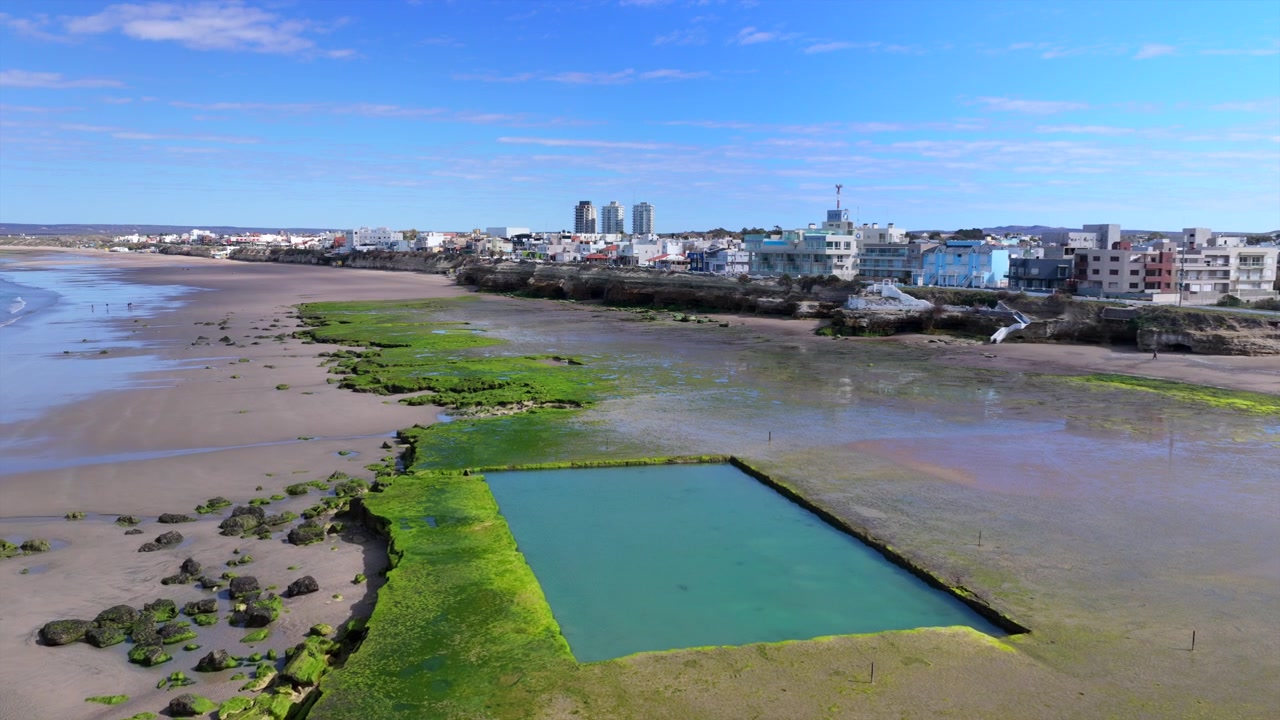 Vista aerea delle pozze di marea turchesi lungo la costa di Las Grutas, Río Negro, Argentina