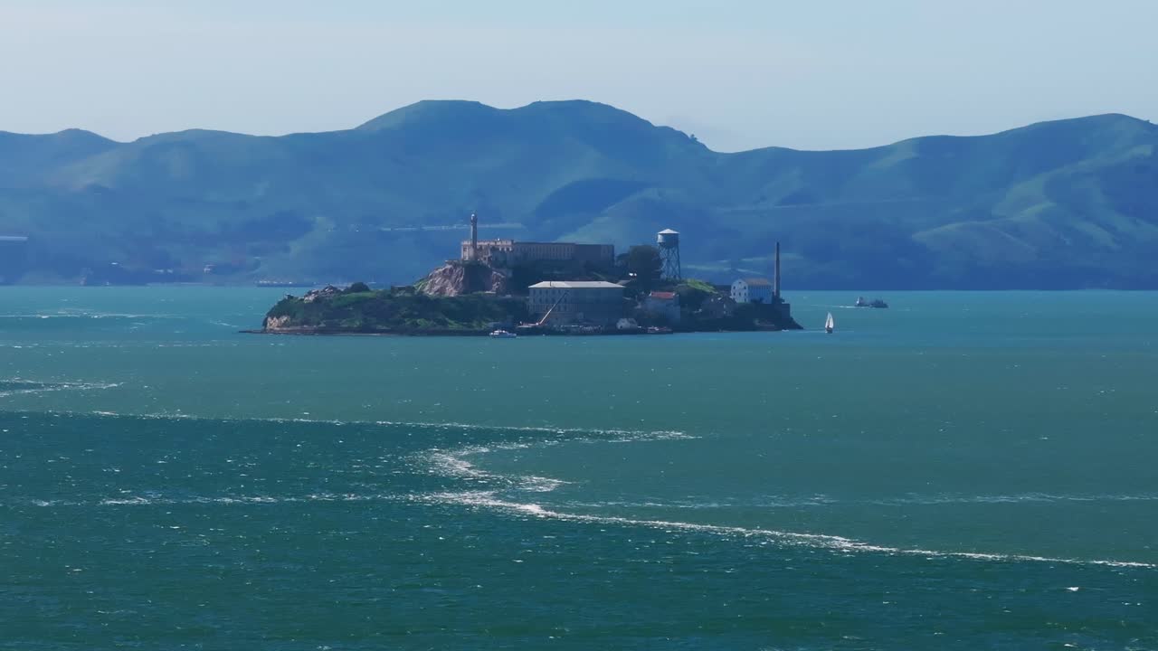 샌프란시스코 만에 있는 알카트라즈 섬의 텔레포토 드론 촬영