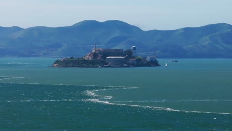telefoto tomada por un avión no tripulado de la isla de alcatraz en la bahía de san francisco