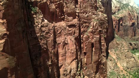 Drohnenaufnahmen-Ermöglichen-Einen-Intensiven-Nahblick-Auf-Die-Felswand-Im-Zion-Nationalpark