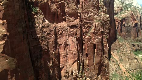 las imágenes de drones proporcionan una vista intensa y cercana de la pared de roca en el parque nacional de sión.