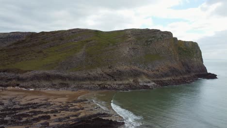 Aufsteigende-Luftdrohnenaufnahme-Von-Küstenklippen-Mit-Meer-Und-Sandstrand-An-Der-Mewslade-Bay-4k