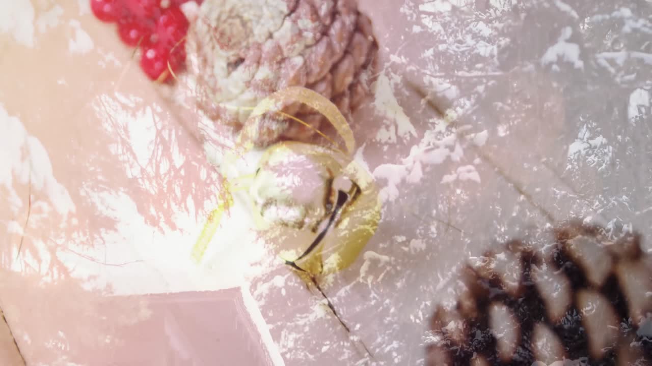 겨울 풍경 위에 소나무  ⁇ 과 함께 크리스마스 장식의 애니메이션