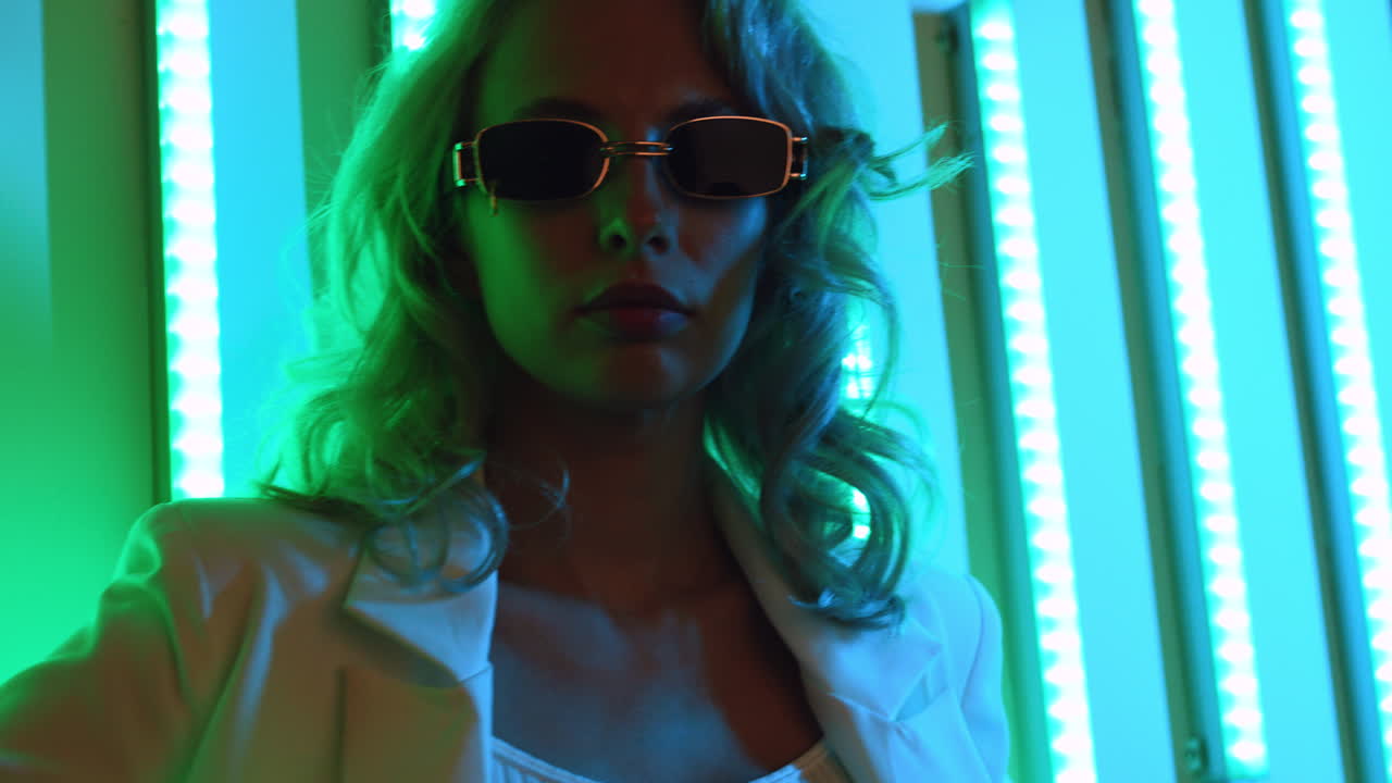 mujer elegante con luz de neón