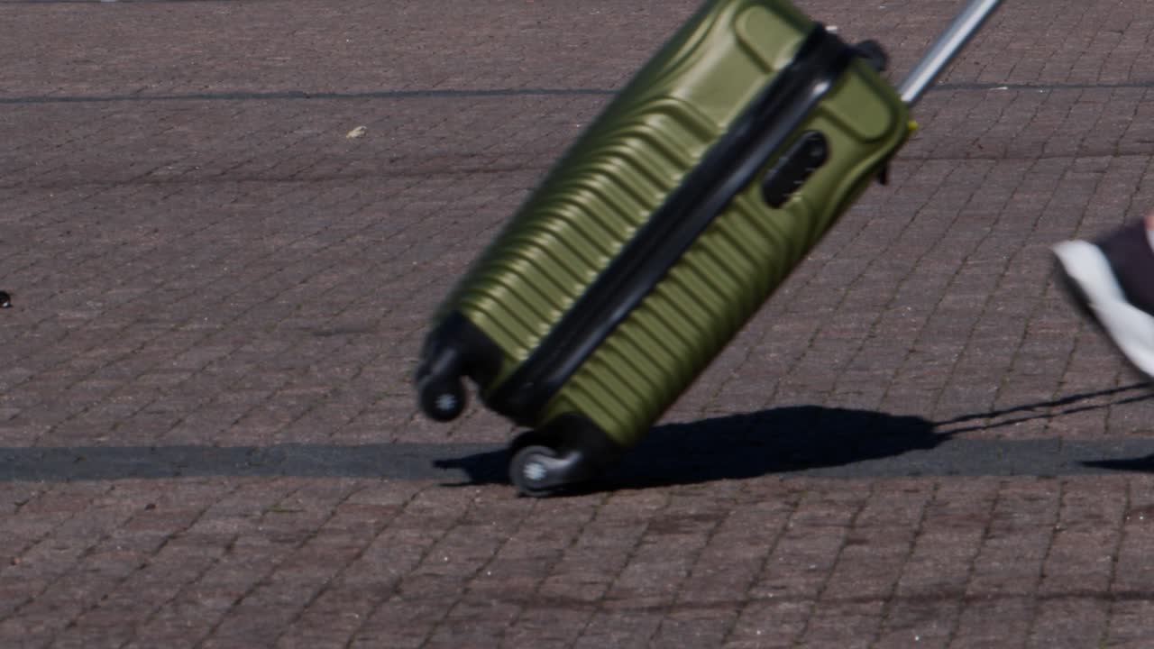 プラハの晴れた日のスローモーションで荷物を持ったビジネスウーマンが通り過ぎる