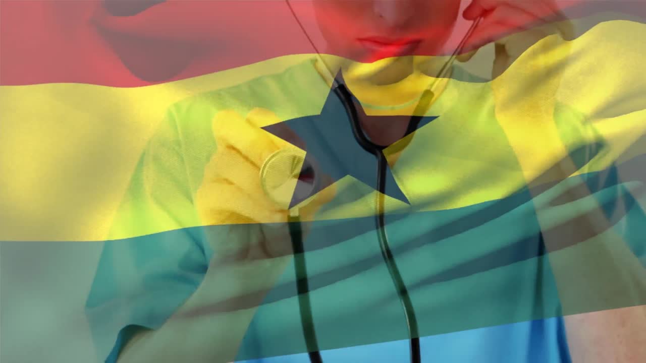 가나 국기가 스테토스코프를 들고 있는 백인 여성 의료 종사자에 맞서 흔들리는 디지털 구성