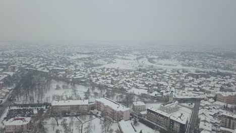 Luftbild-Der-Schneebedeckten-Kleinstadt