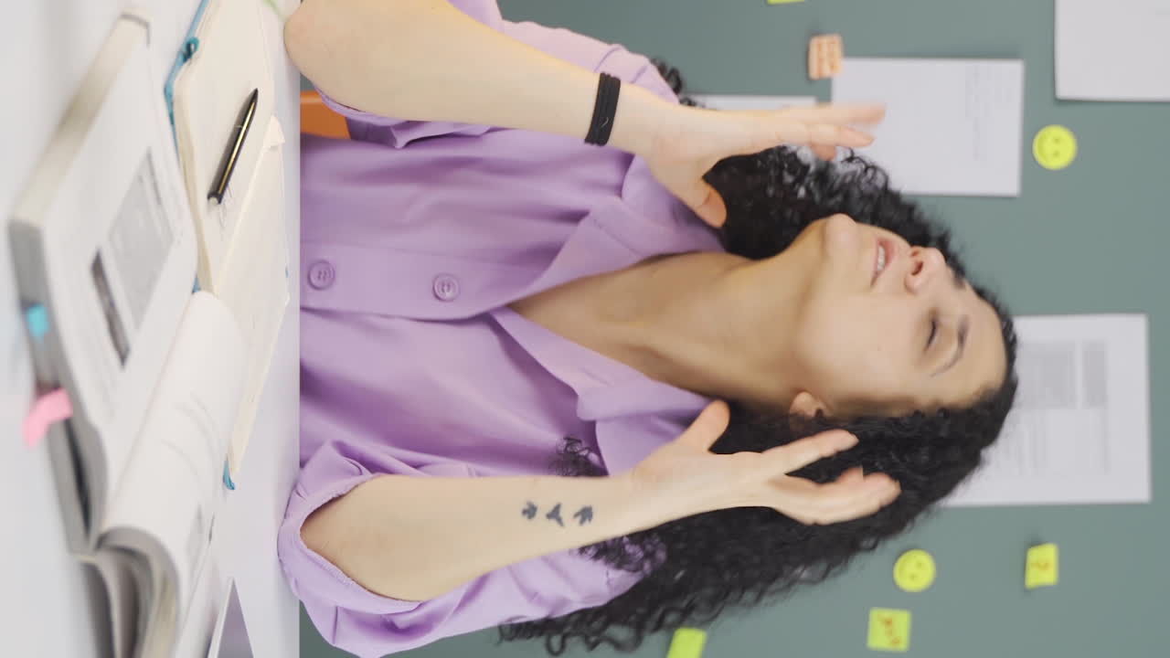 여자 학생이 전화로 화를 내며 말하는 수직 비디오.