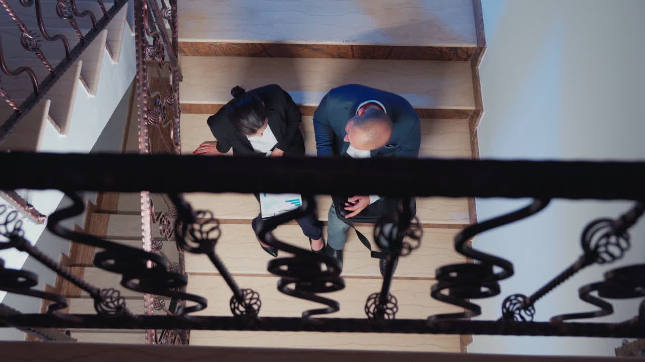 밤 늦게 오버타임을 하는 사업가 들 의 위상