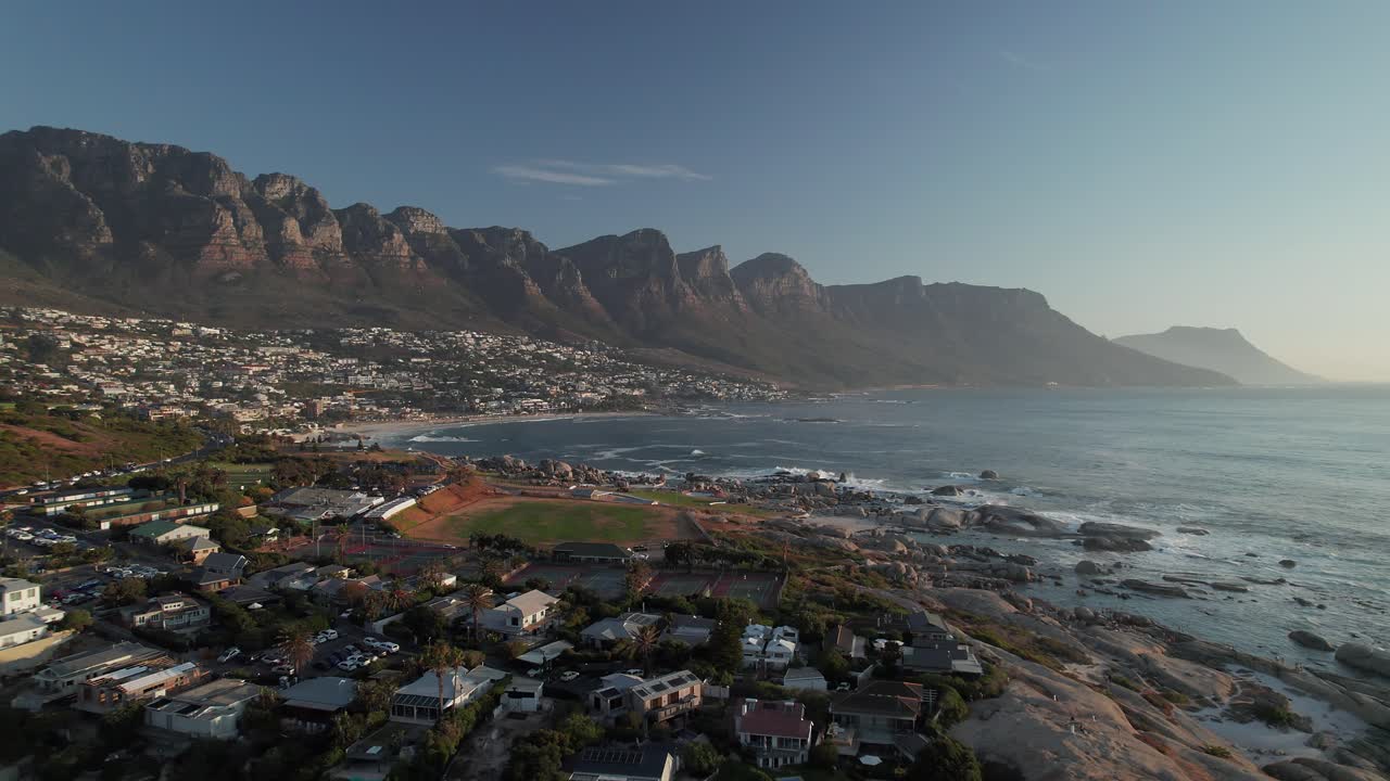 bay camps beach com os doze apóstolos ridge e table mountain parque nacional em cape town, áfrica do sul
