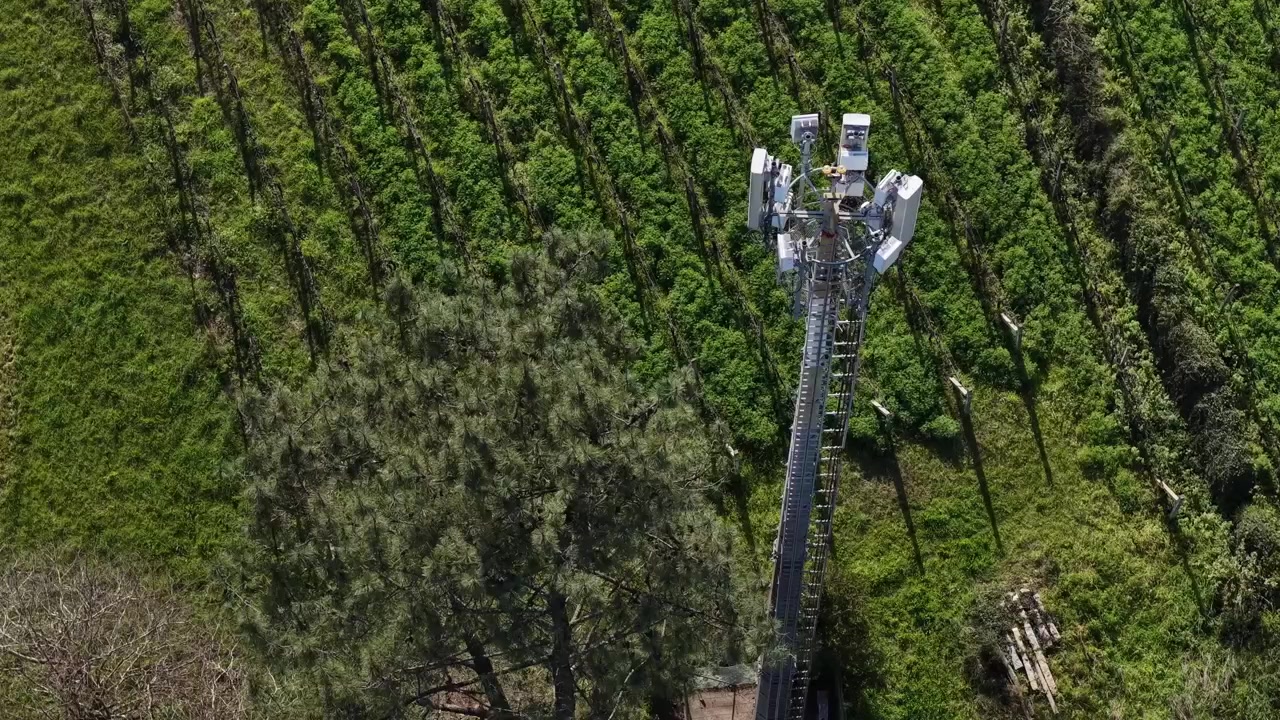 Vista aerea di una torre di comunicazioni mobili su un campo agricolo. Rete 5G e 6G.