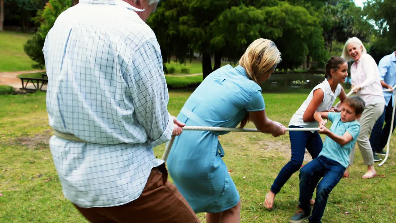 다세대 가족이 줄을 끌고 전쟁을 벌이고 있습니다.